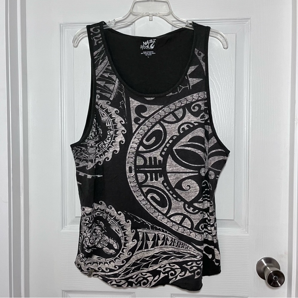 Māori Hook Tribal Print Tank in Gray with White